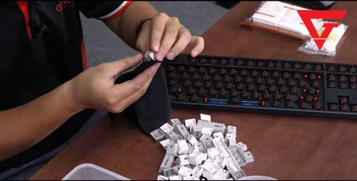 Tháo rời các phím để vệ sinh, là cách làm sạch bàn phím 100%