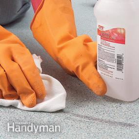 Tẩy rửa vết bẩn sàn nhà