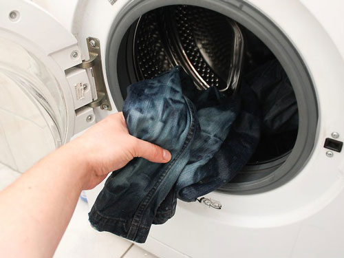 cách giặt quần jean không phai màu 1